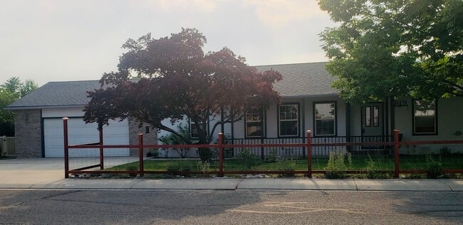 Primary Photo - 819 Elberta Ave