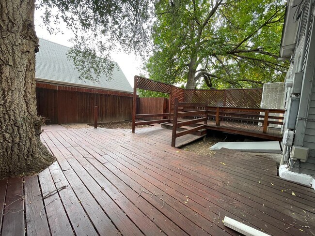 Building Photo - 3 Bedroom rancher in desirable West Side C...