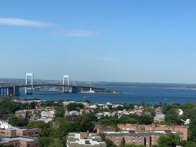 Building Photo - One Bay Club Dr