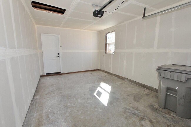 Building Photo - Charming Single-Level Home