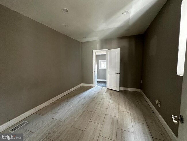 Building Photo - 6142 Larchwood Ave