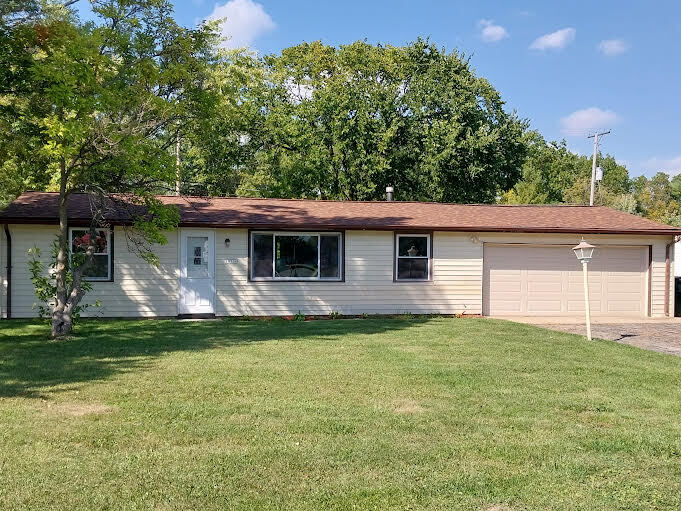 Sunny front yard - 10506 Caddy Ln