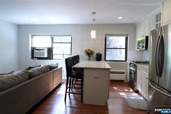 Building Photo - 3071 Edwin Ave
