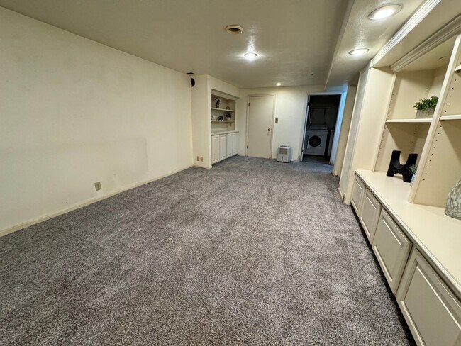 Building Photo - 3 bed, 1.5 bath home for rent in West Waterloo