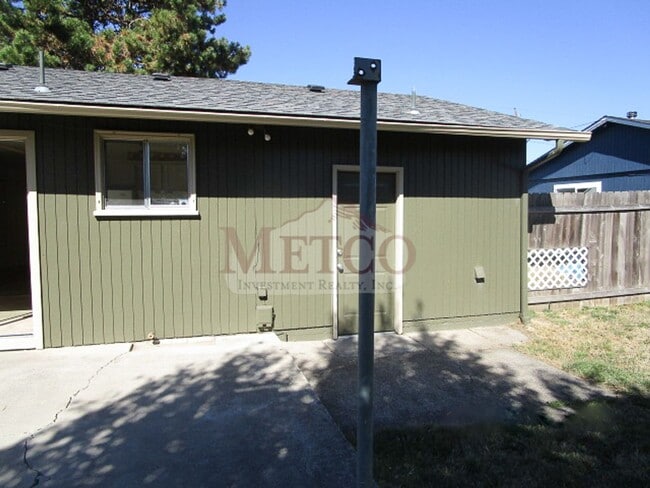 Building Photo - Cute little 3 bedroom home
