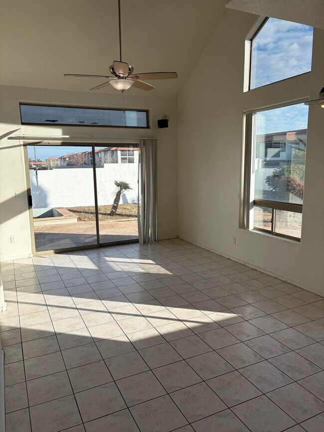 Building Photo - 2 Bedroom 2.5 Bath Townhome!