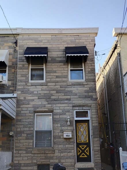 Building Photo - 982 N Randolph St