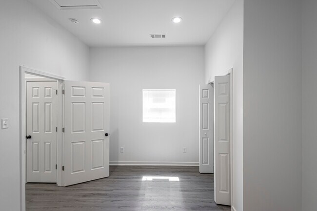 Building Photo - 214 S Park St