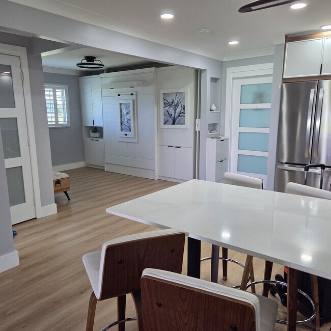 Building Photo - 300 SW Golfview Terrace