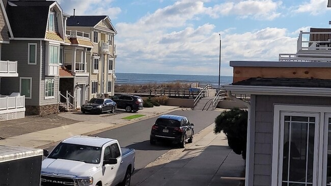 Building Photo - 104 S Avolyn Ave