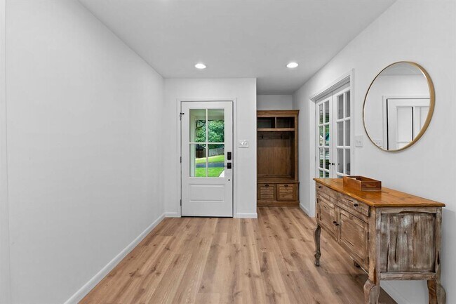 Building Photo - 8806 Ridgehill Dr