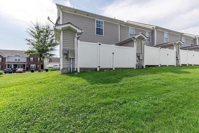 Building Photo - Amazing Smyrna 3BR townhome END-UNIT, just 1 mile from I-24!