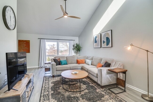 Building Photo - Modern 3BR Duplex with Abundant Natural Light