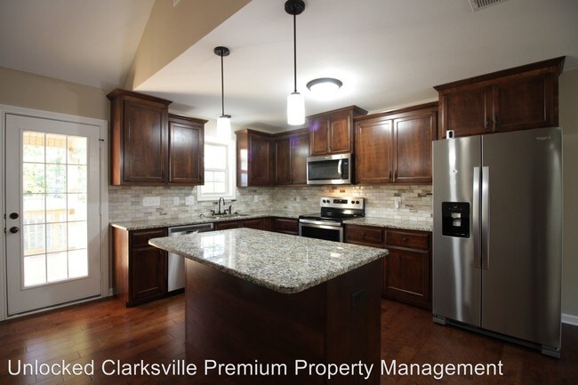 Building Photo - 5 br, 3 bath House - 1684 Putnum Drive