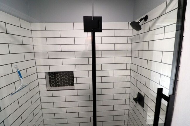 Building Photo - Newly renovated first floor condo! 2 bedrooms