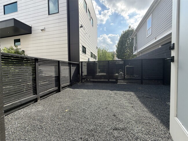 Building Photo - 1015 E 27th St