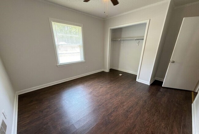 Building Photo - 1502 Rolling Hills Dr