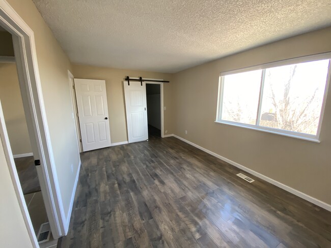 Master bedroom - 3955 Glenhurst St