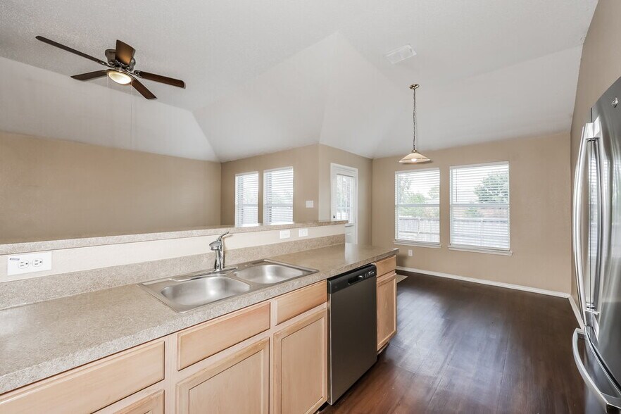 Building Photo - 2021 Wildwood Dr