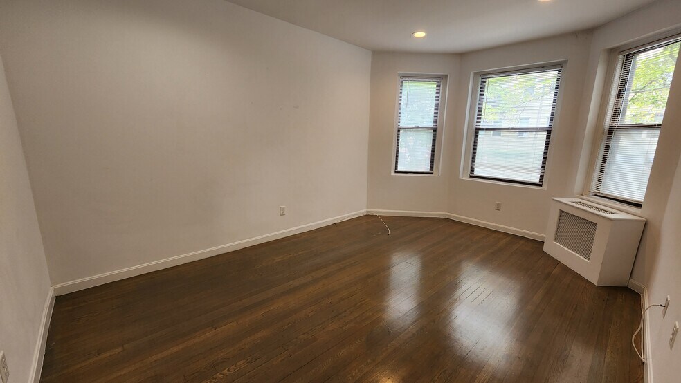 Building Photo - 52 Queensberry St