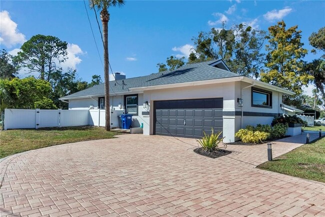 Building Photo - 1542 SE Pinwheel Dr