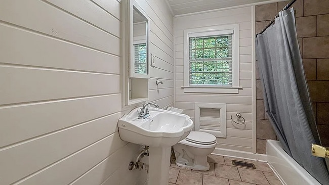 Building Photo - 2206 White Oak Dr