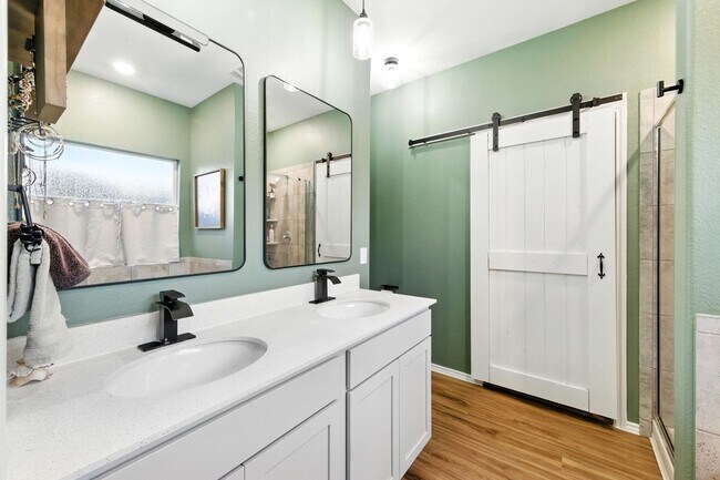 Building Photo - 3/BR 2/BA Home with Modern Touches and Coz...