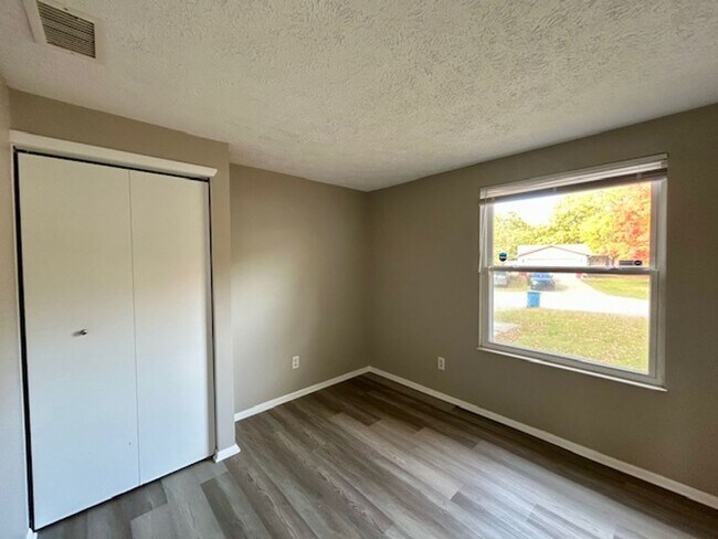 Building Photo - 3 BEDROOM 2 BATHROOM RANCH STYLE HOME IN PIKE!