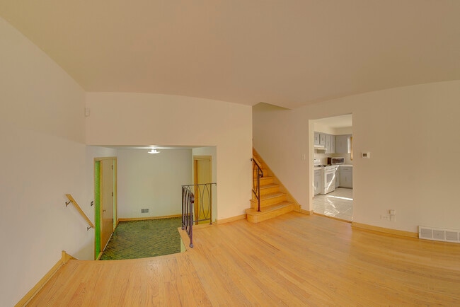 Building Photo - 10001 S Komensky Ave