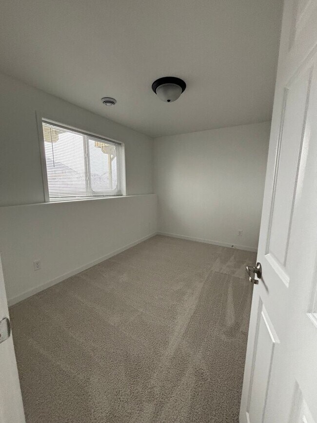 Building Photo - 3 Bed 3 Bath Townhome