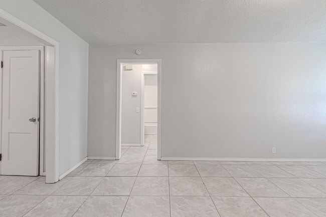 Building Photo - 3 Bed 2 Bath in OKC!