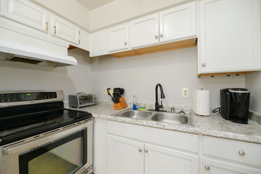 Building Photo - 834 C Ave