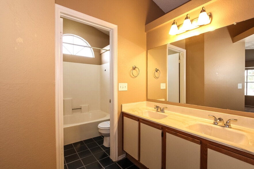 Building Photo - 8003 W Larkspur Dr