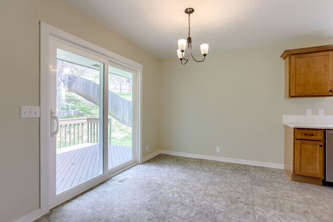 Building Photo - 3 Bedroom Bellevue Home!!