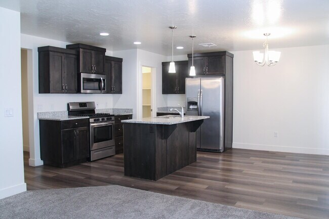 Building Photo - Spacious 4-Bed with 2.5 Baths in St George