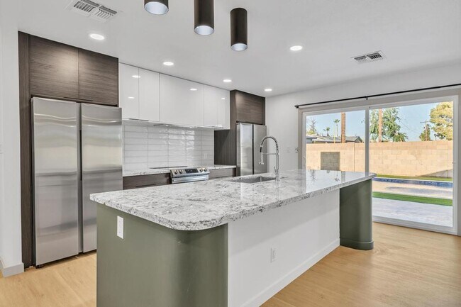 Building Photo - Completely Remodeled 6 bedroom/4 bath Home with New Pool