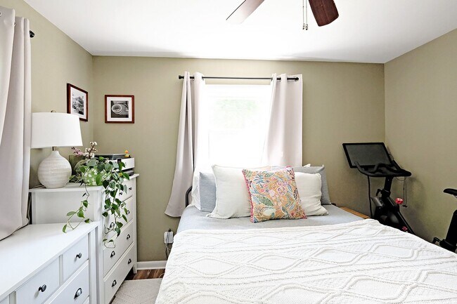 Building Photo - Pet-Friendly Fry's Spring Home With Fenced Yard