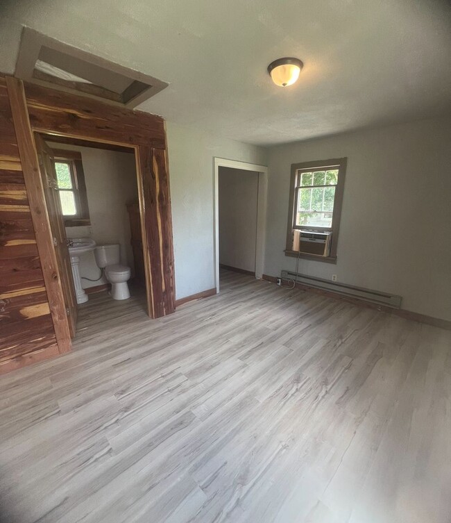 Building Photo - Newly Renovated! - $1,340 Month / $3,900 Down