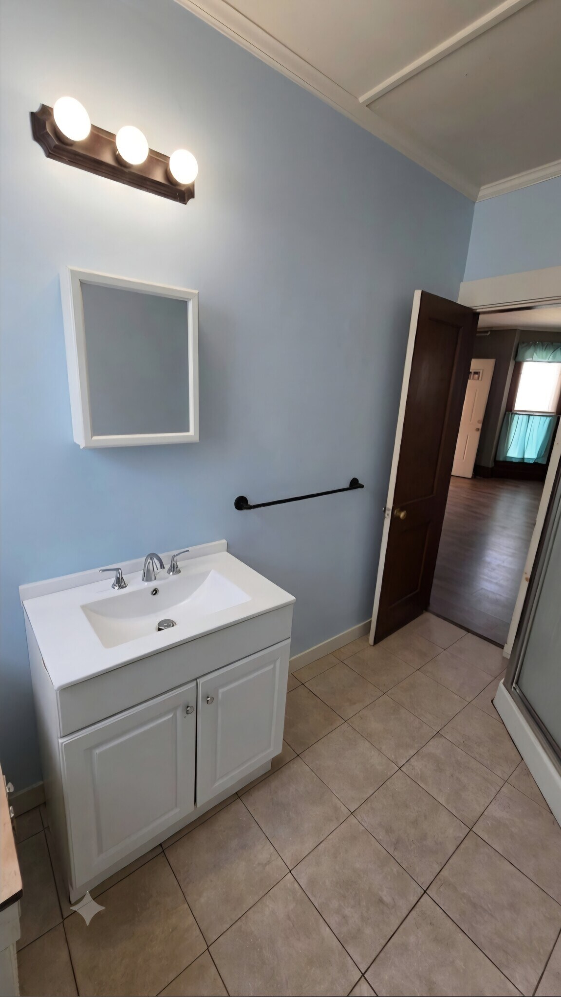 Tike floor bathroom - 14 Summer St