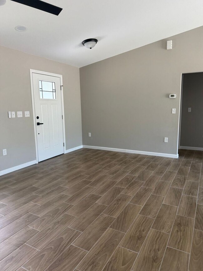 Building Photo - 277 Oak Ln Cir