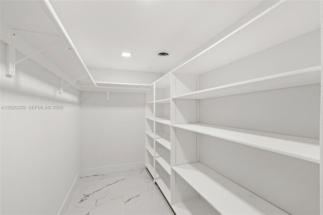 Building Photo - 112 E 1st Ct