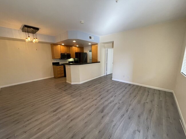 Building Photo - Beautiful 2nd Story 2 Bed 2 Bath House in ...