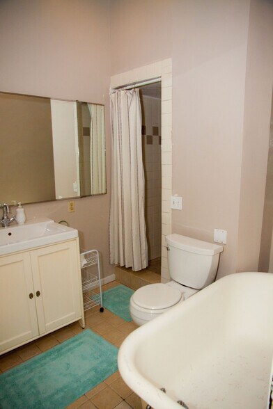Full bath, standing shower and claw foot tub - 3443 Sheffield N Ave