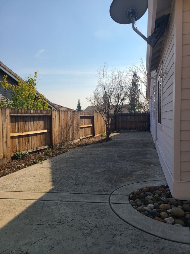 Building Photo - Willow Springs 4 Bdrm, 3 Bath