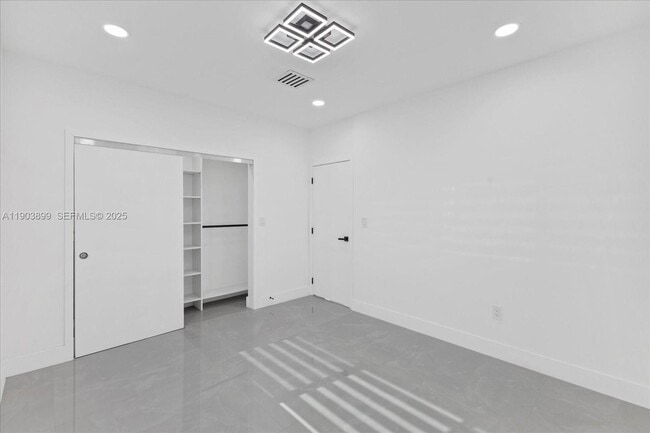 Building Photo - 19511 NE 18th Pl