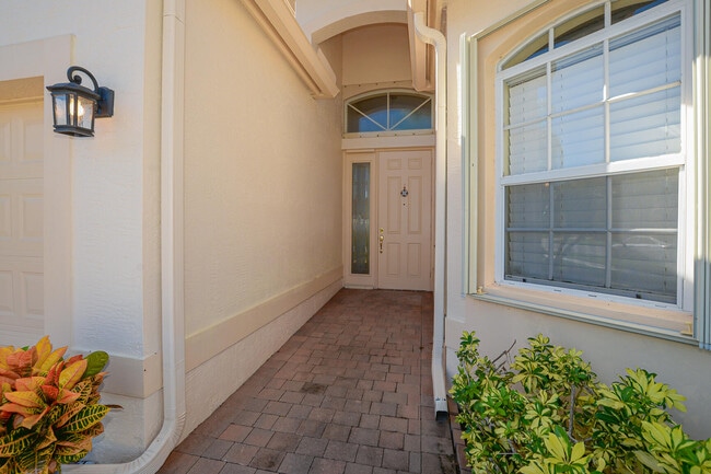Building Photo - 351 NW Shoreview Dr
