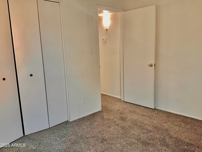 Building Photo - 1927 E Hampton Ave