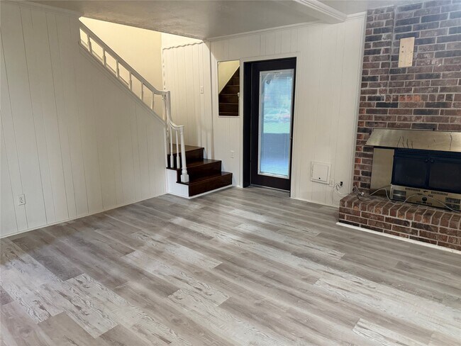 Building Photo - 3232 Parkwood Dr