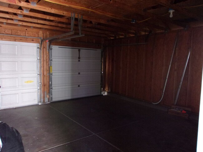 Building Photo - 3 Bedroom / 2.5 Bathroom with 2 car garage...