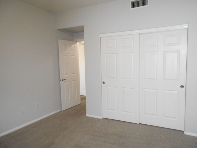 Building Photo - Stunning 2 Bedroom Condo Available!